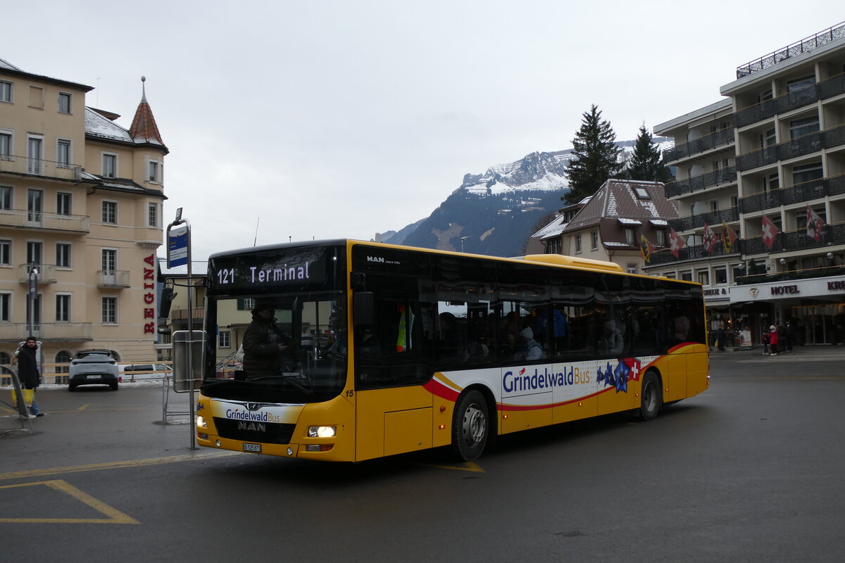 (283'673) - GrindelwaldBus, Grindelwald - Nr. 15/BE 525'871 - MAN am 2. Januar 2026 beim Bahnhof Grindelwald