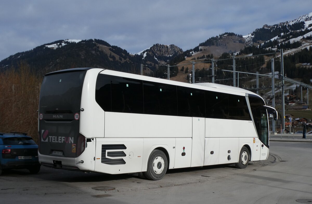 (283'738) - Aus Polen: Telefun, Warszawa - WW 547UE - MAN am 6. Janaur 2026 beim Bahnhof Zweisimmen