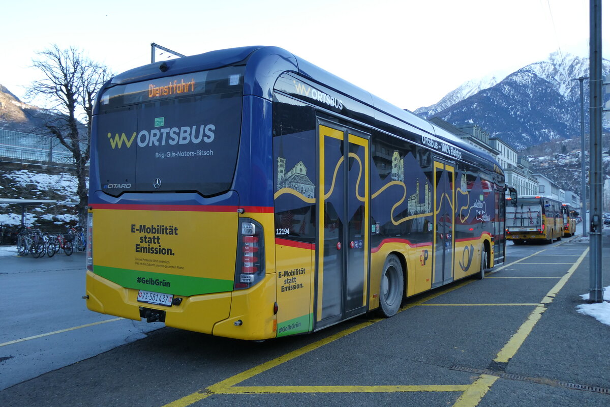 (284'145) - PostAuto Wallis - VS 581'437/PID 12'194 - eMercedes am 15. Januar 2026 beim Bahnhof Brig a