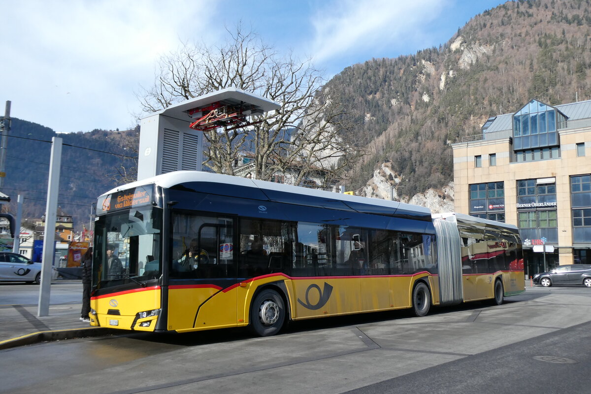 (284'324) - PostAuto Bern - BE 537'988/PID 12'353 - eSolaris am 24. Januar 2026 beim Bahnhof Interlaken West