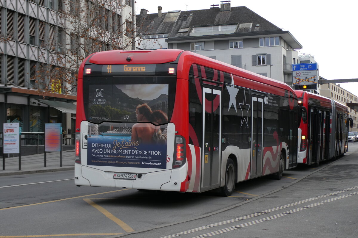 (284'379) - PostAuto Wallis - Nr. 148/VS 574'956/PID 12'148 - eMercedes am 27. Januar 2026 beim Bahnhof Sion