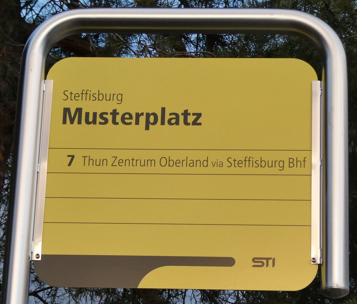 (284'927) - STI-Haltestellenschild - Steffisburg, Musterplatz - am 16. Februar 2026