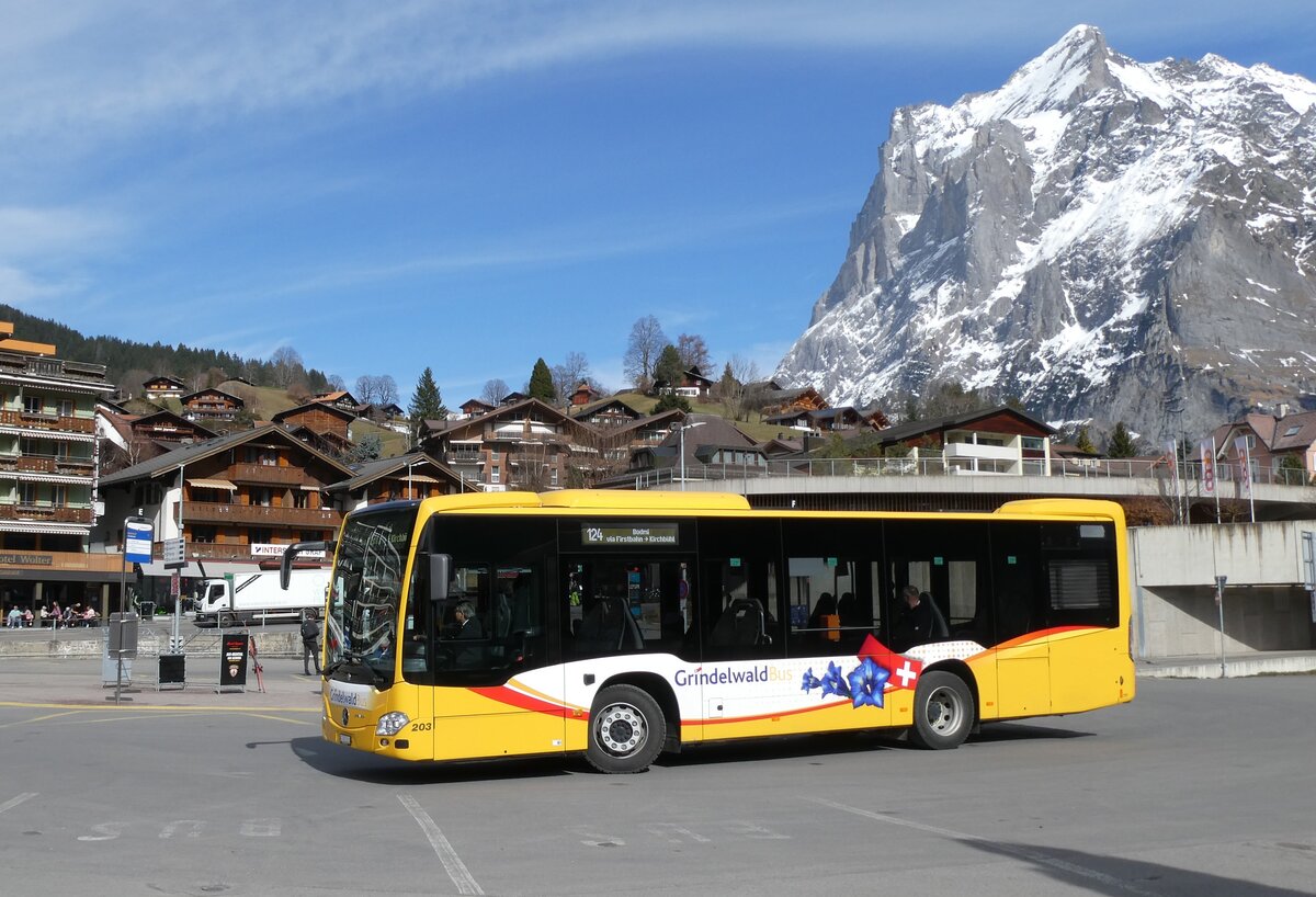 (285'388) - GrindelwaldBus, Grindelwald - Nr. 203/BE 905'203 - Mercedes am 13. M�rz 2026 beim Bahnhof Grindelwald