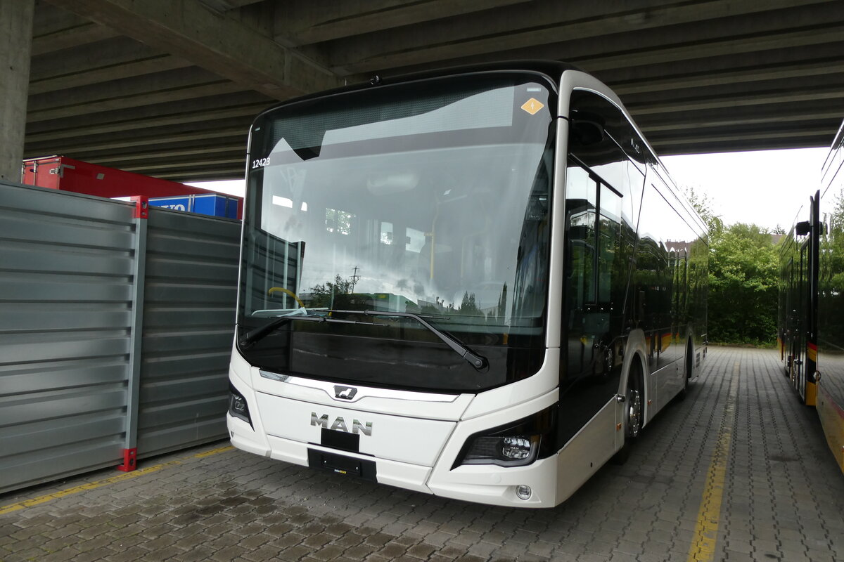 (286'949) - CarPostal Ouest - PID 12'423 - eMAN am 14. Mai 2026 in Kerzers, Murtenstrasse