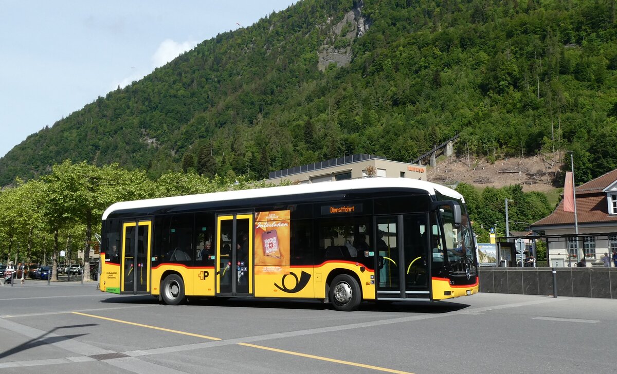 (287'099) - PostAuto Bern - BE 610'540/PID 12'129 - eMercedes am 19. Mai 2026 beim Bahnhof Interlaken Ost
