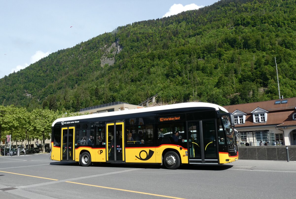 (287'100) - PostAuto BErn - BE 610'538/PID 12'127 - eMercedes am 19. Mai 2026 beim Bahnhof Interlaken Ost