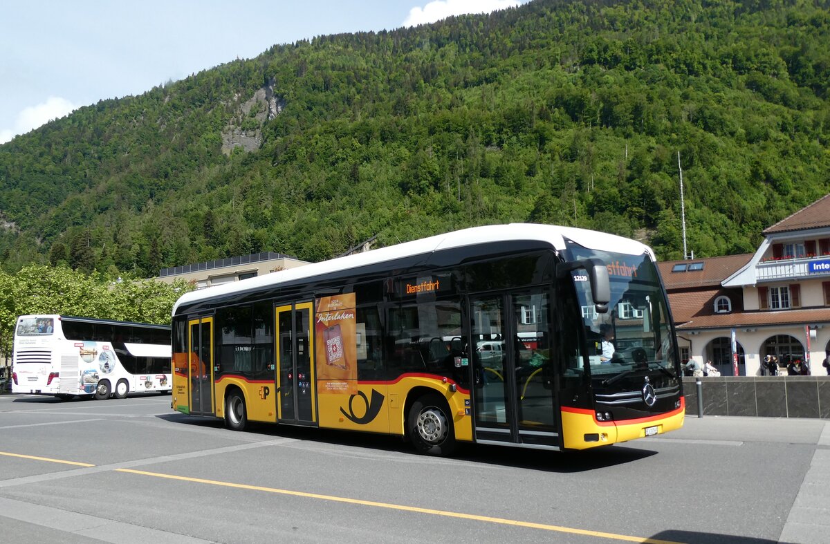 (287'101) - PostAuto Bern - BE 610'540/PID 12'129 - eMercedes am 19. Mai 2026 beim Bahnhof Interlaken Ost