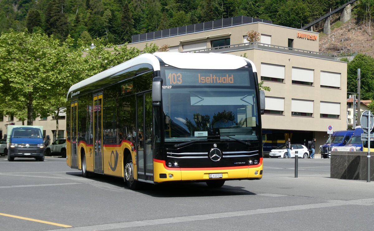(287'105) - PostAuto Bern - BE 610'538/PID 12'127 - eMercedes am 19. Mai 2026 beim Bahnhof Interlaken Ost