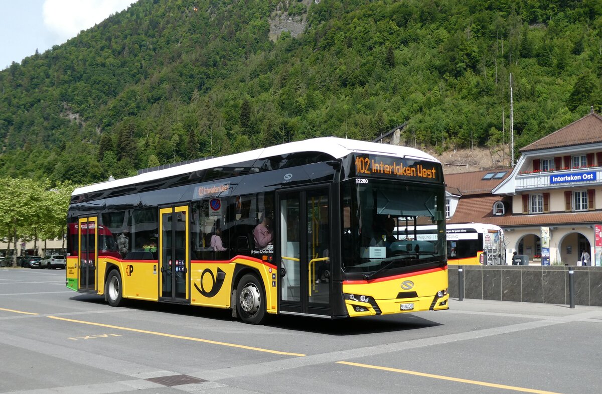 (287'108) - PostAuto Bern - BE 862'361/PID 12'280 - eSolaris am 19. Mai 2026 beim Bahnhof Interlaken Ost
