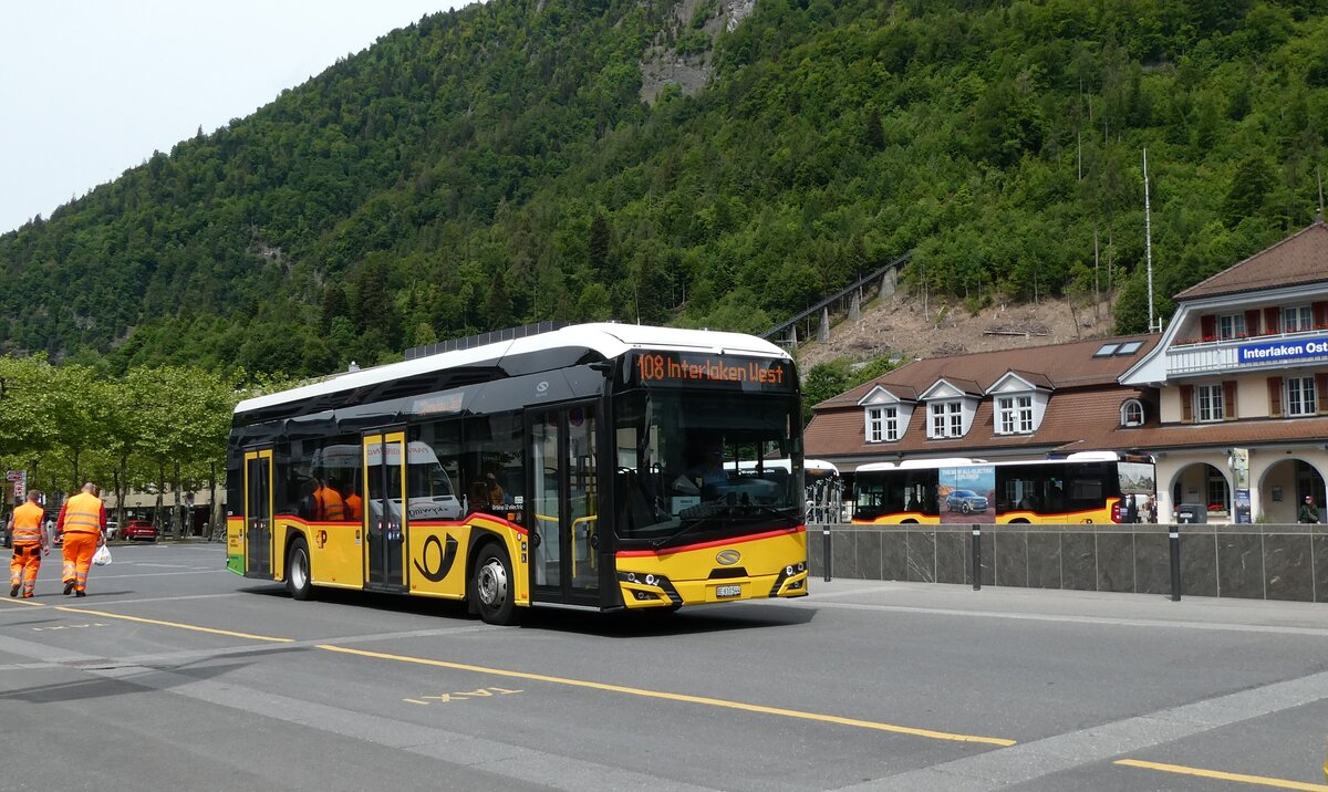 (287'118) - PostAuto Bern - BE 610'544/PID 12'279 - eSolaris am 19. Mai 2026 beim Bahnhof Interlaken Ost