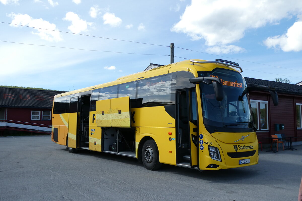 (288'113) - Snelandia Finnmark - Nr. 9456/ZT 57'636 - Volvo am 12. Juni 2026 in Olderfjord, Busstation