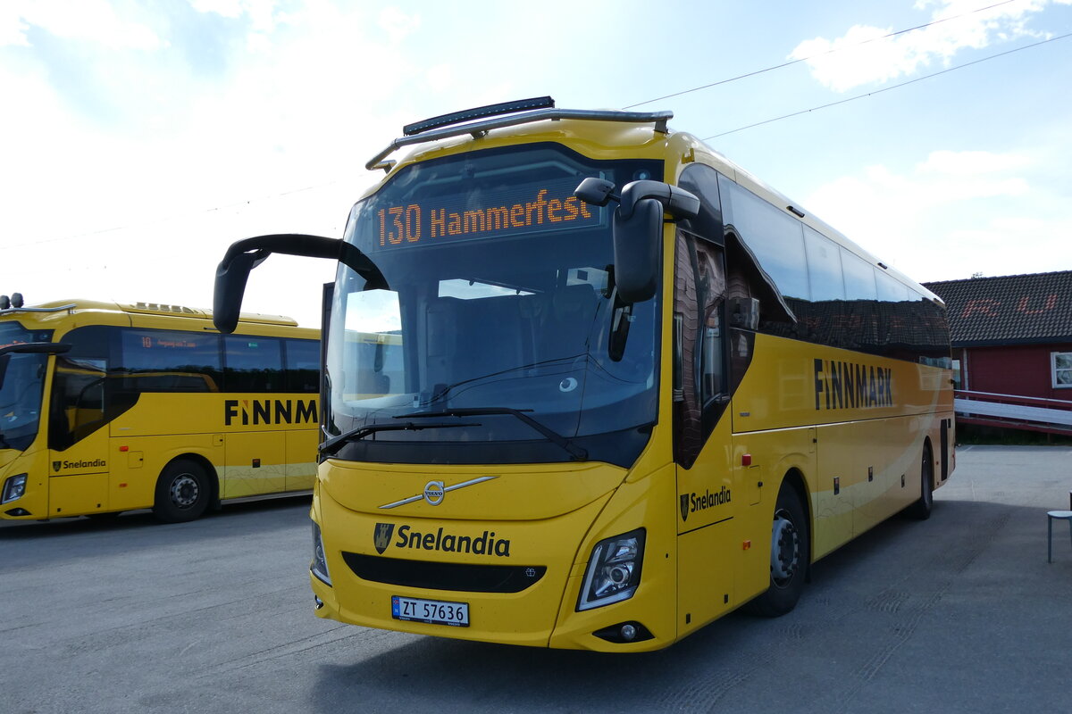(288'114) - Snelandia Finnmark - Nr. 9456/ZT 57'636 - Volvo am 12. Juni 2026 in Olderfjord, Busstation
