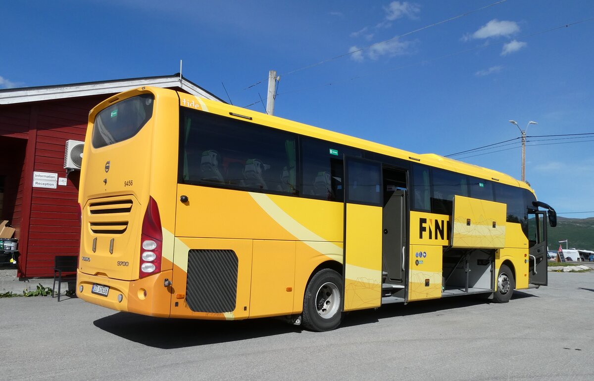 (288'117) - Snelandia Finnmark - Nr. 9456/ZT 57'636 - Volvo am 12. Juni 2026 in Olderfjord, Busstation 