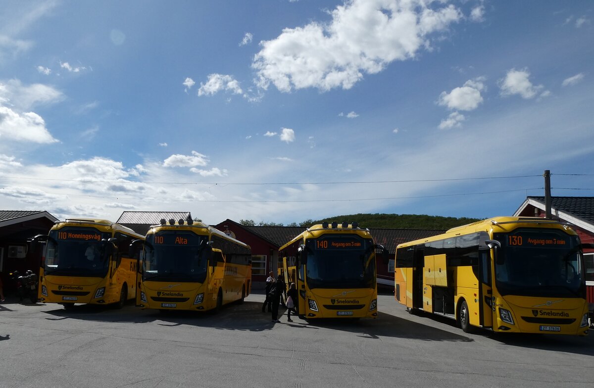 (288'123) - Snelandia Finnmark - Nr. 9455/ZT 57'635 + Nr. 9451/ZT 57'631 + Nr. 9453/ZT 57'633 + Nr. 9456/ZT 57'636 - Volvo am 12. Juni 2026 in Olderfjord, Busstation