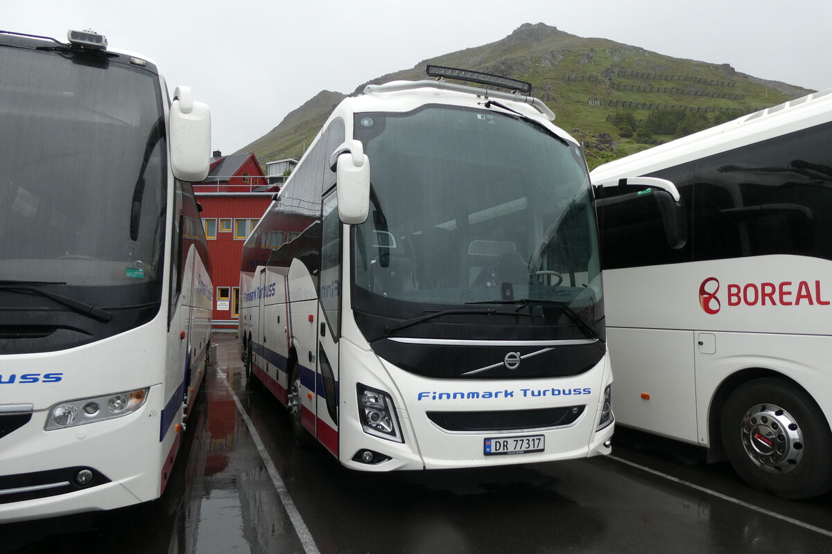 (288'253) - Finnmark, Turbuss, Lakselv - DR 77'317 - Volvo am 13. Juni 2026 in Honningsvag, Hafen