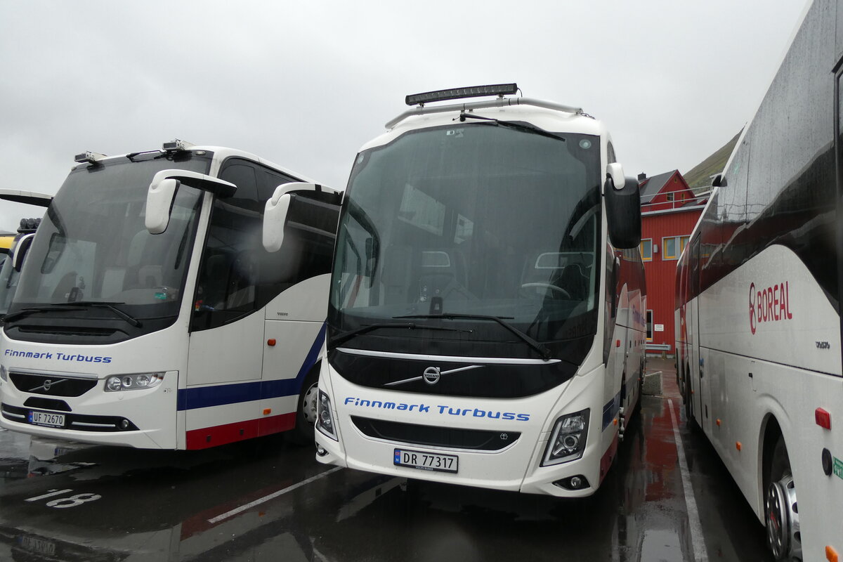 (288'254) - Finnmark Turbuss, Lakselv - DR 77'317 - Volvo am 13. Juni 2026 in Honningsvag, Hafen