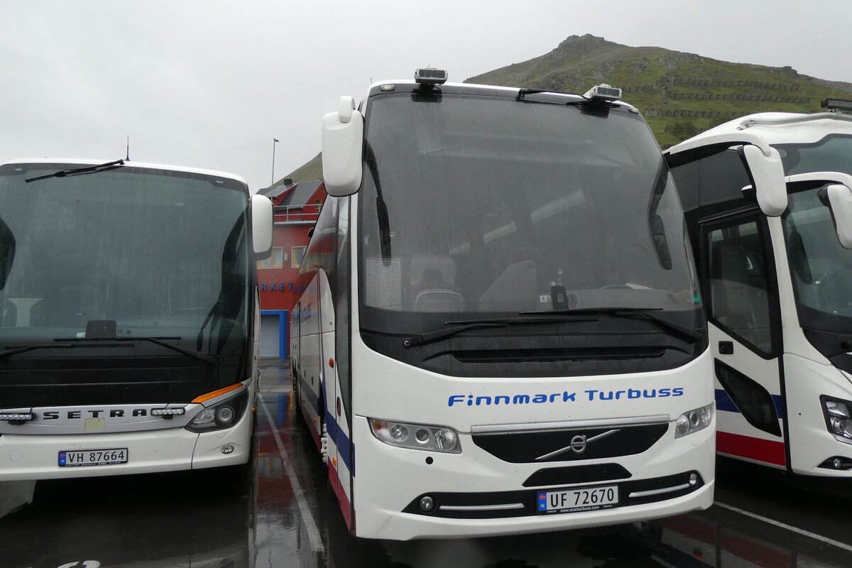 (288'255) - Finnmark Turbuss, Lakselv - UF 72'670 - Volvo am 13. Juni 2026 in Honningsvag, Hafen