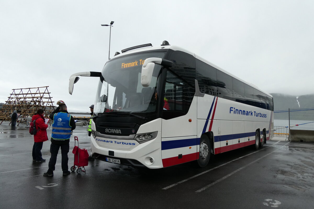 (288'285) - Finnmark Turbuss, Lakselv - JR 32'614 - Scania am 13. Juni 2026 in Honningsvag, Hafen