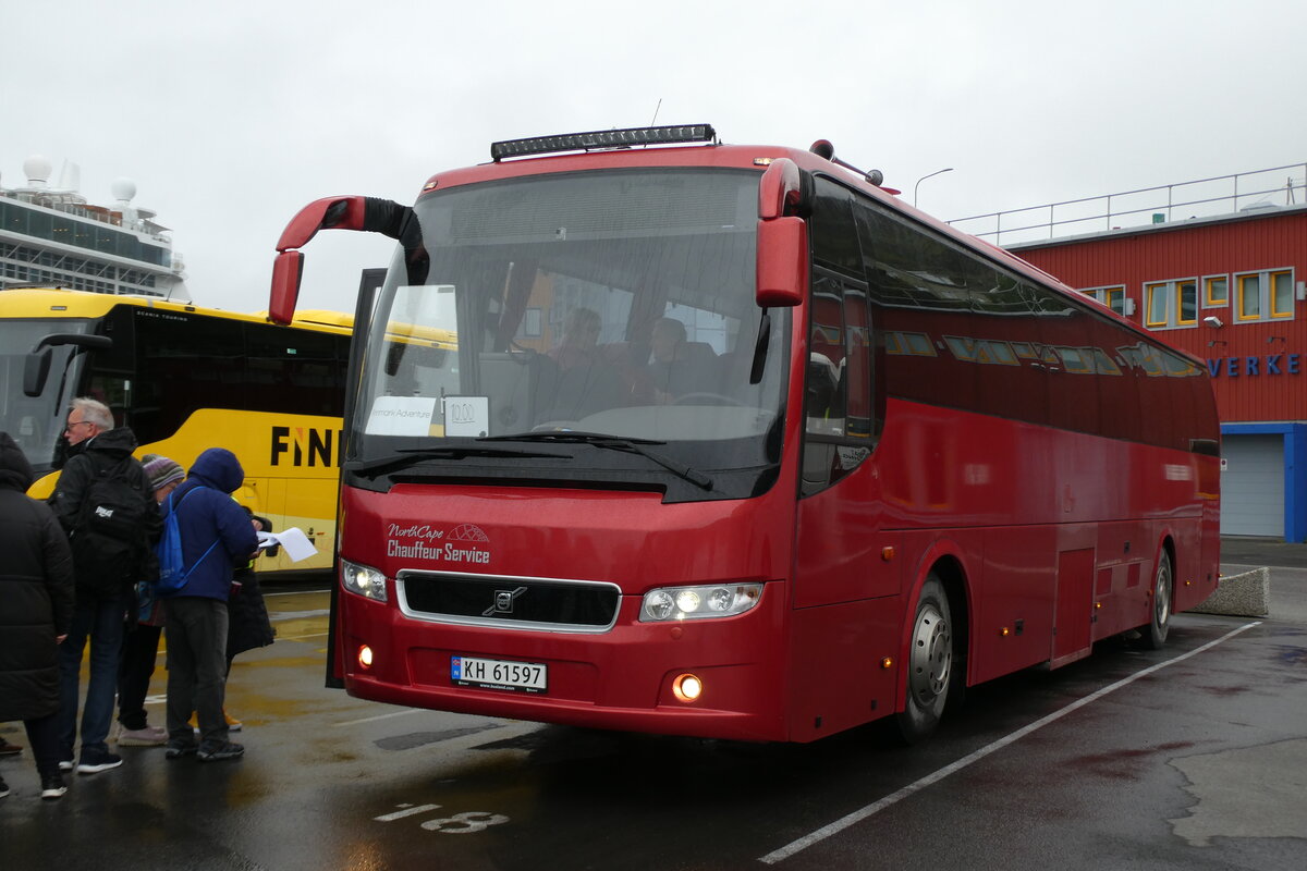 (288'286) - North Cape Chauffeur Service, Honningsvag - KH 61'597 - Volvo am 13. Juni 2026 in Honningsvag, Hafen