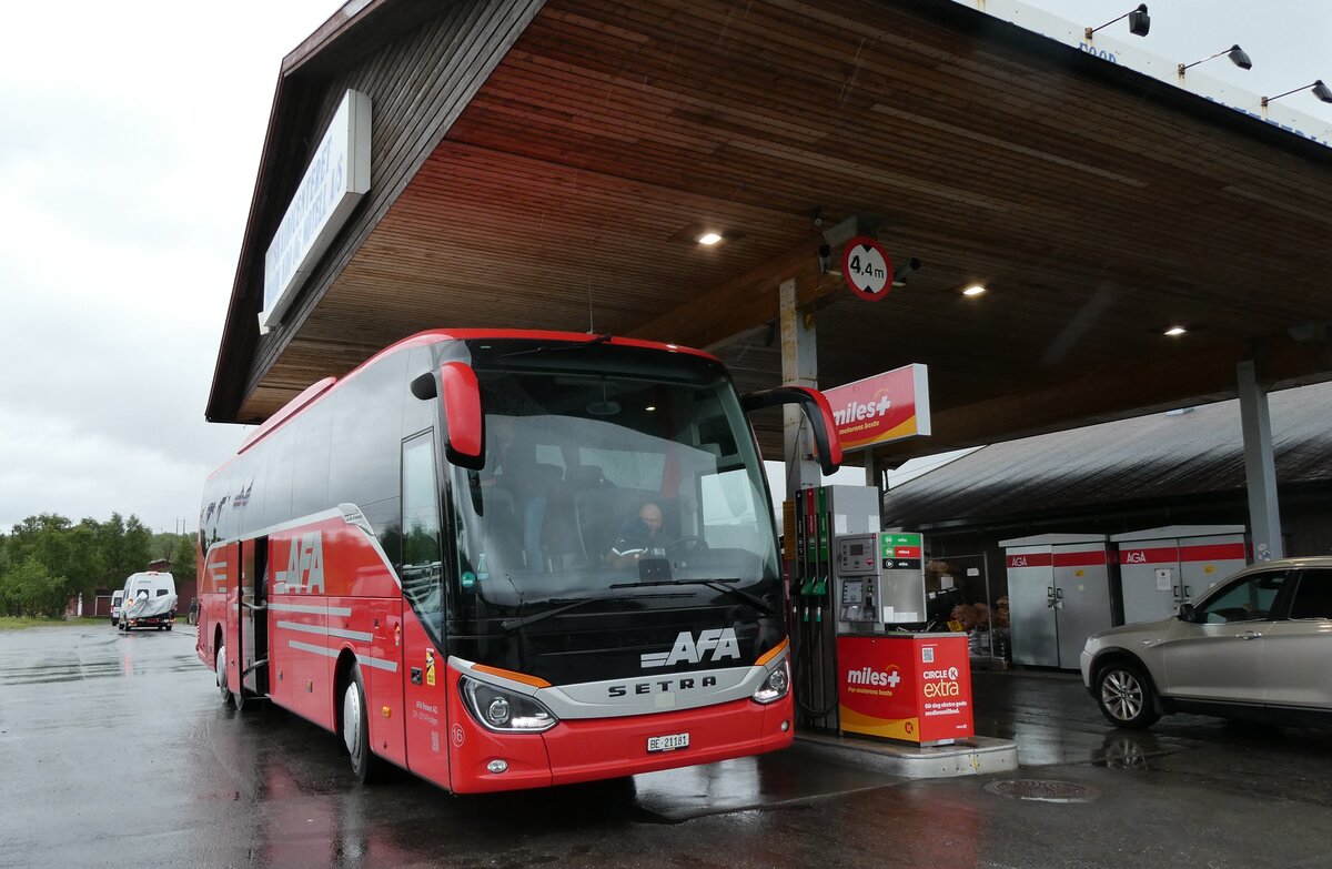 (288'292) - Aus der Schweiz: AFA Adelboden - Nr. 16/BE 21'181 - Setra am 13. Juni 2026 in Kvalsund, Tankstelle