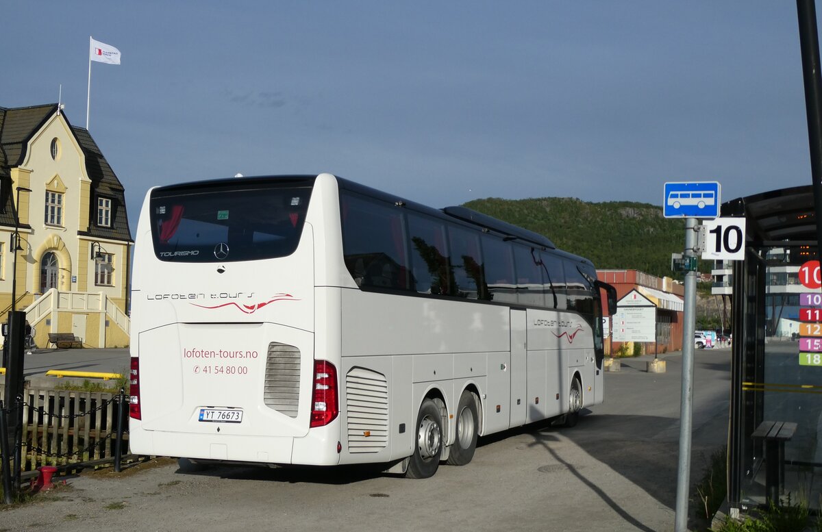 (288'484) - Lofoten Tours, Leknes - YT 76'673 - Mercedes am 14. Juni 2026 in Harstad, Terminal
