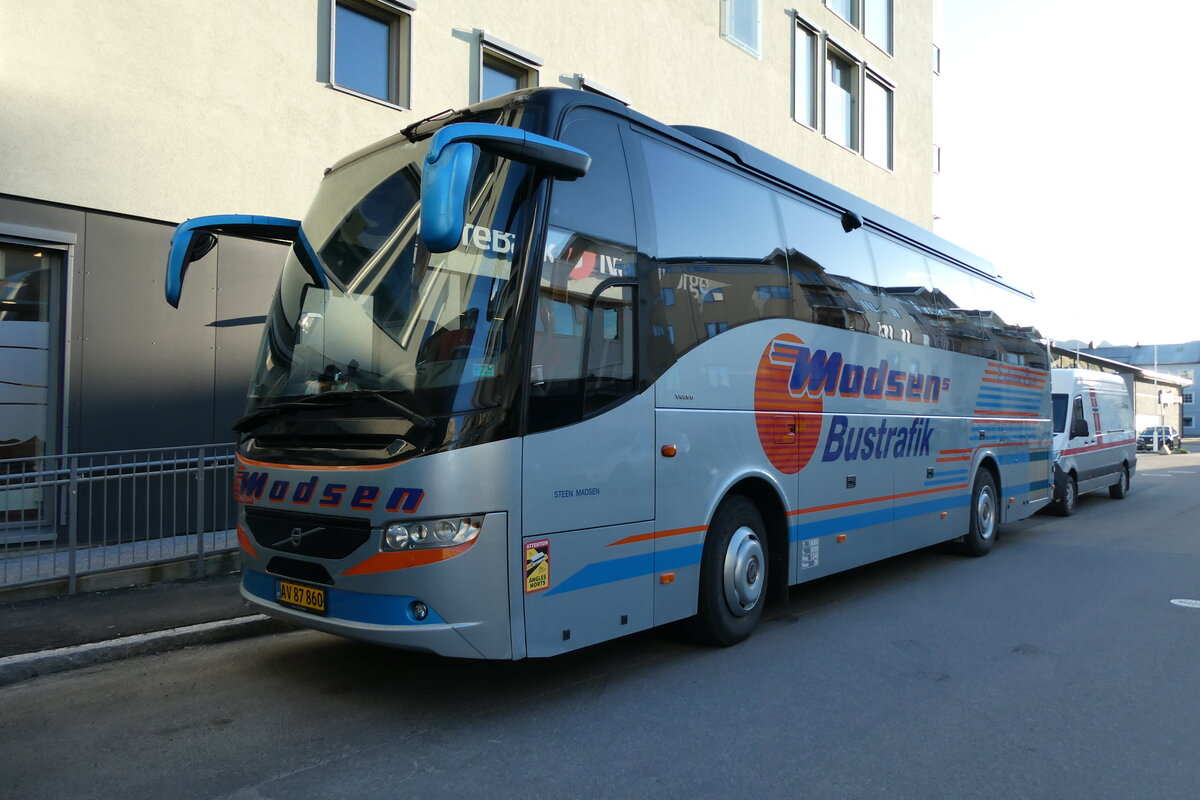(288'623) - Aus D�nemark: Madsen, Nakskov - AV 87'860 - Volvo am 15. Juni 2026 in Svolvaer, Hafen