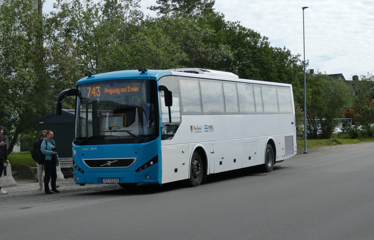 (288'713) - Nordlandsbuss, Bod� - Nr. N3230/YT 75'214 - Volvo am 16. Juni 2026 in Svolvaer, Sentrum Lofotgata