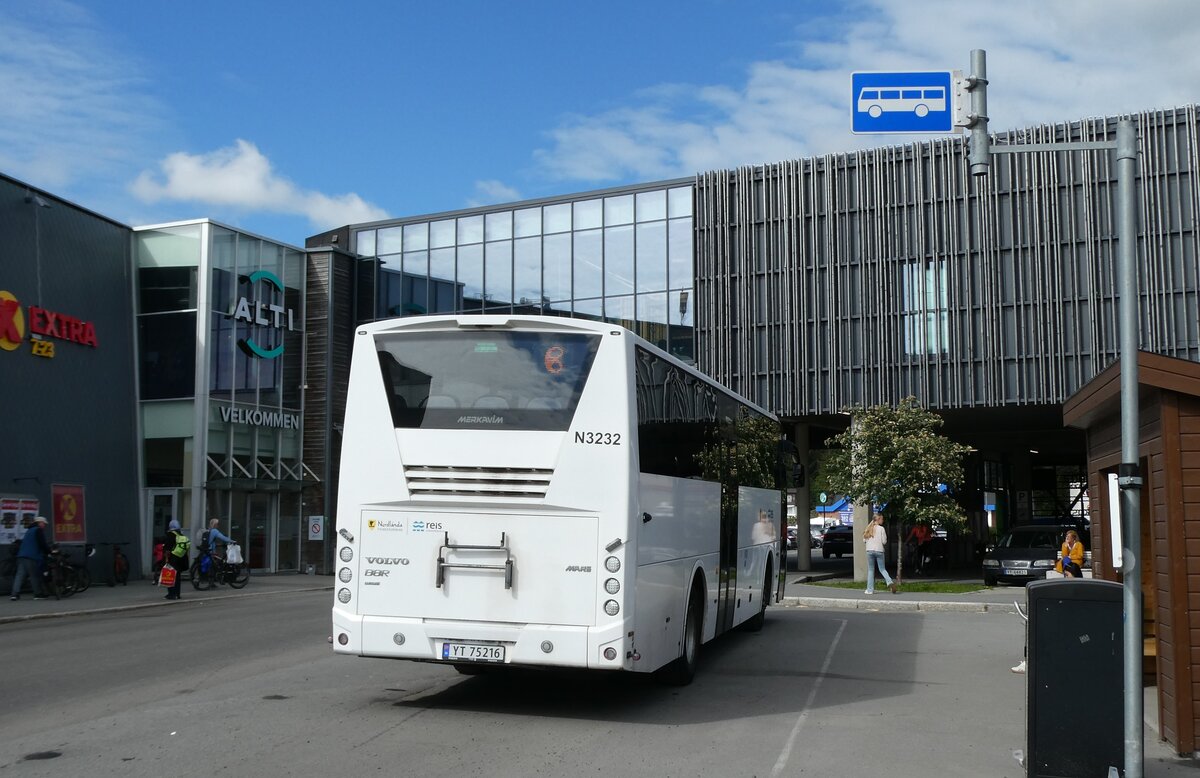 (288'716) - Nordlandsbuss, Bod� - Nr. n3232/YT 75'216 - Volvo am 16. Juni 2026 in Svolvaer, Sentrum Lofotgata