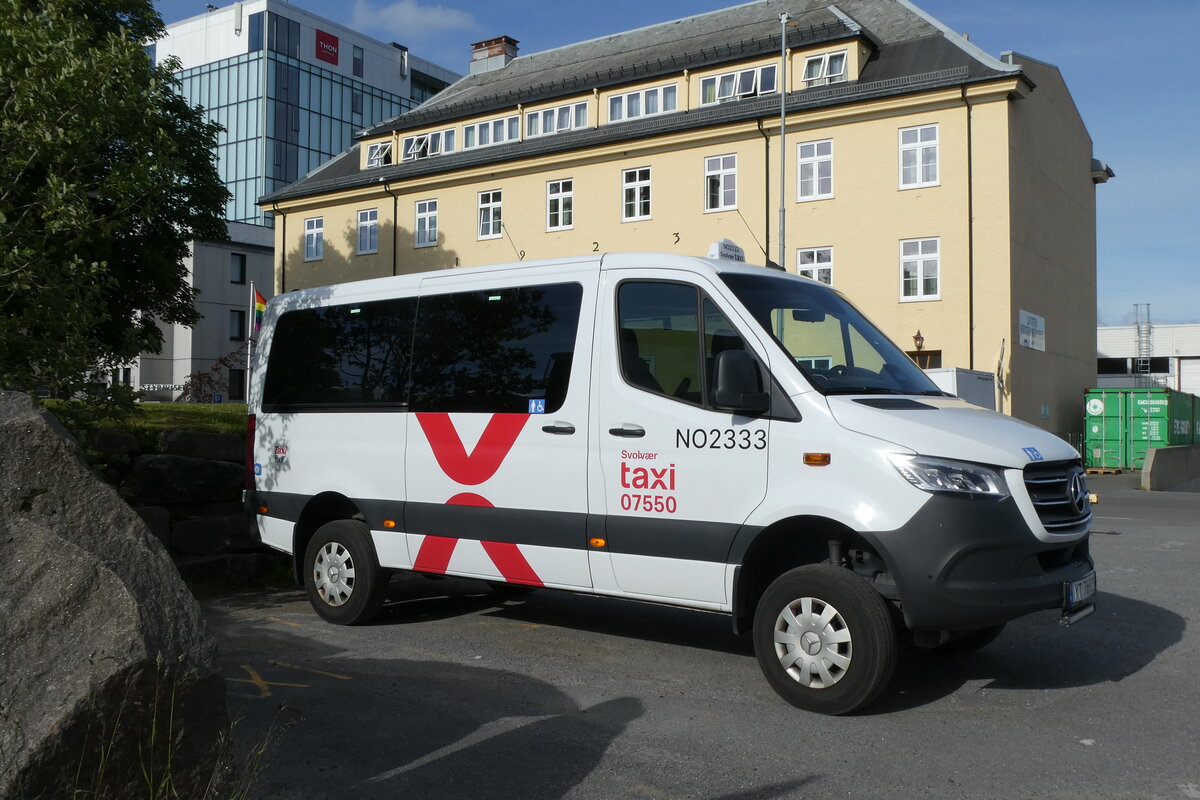 (288'736) - Svolvaer Taxi, Svolvaer - Nr. NO2333/YT 76'929 - Mercedes am 16. Juni 2026 in Svolvaer, Hafen
