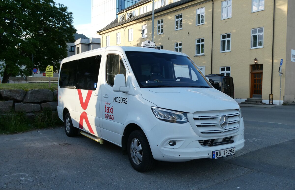 (288'745) - Svolvaer Taxi, Svolvaer - Nr. NO2092/BU 39'298 - Mercedes am 16. Juni 2026 in Svolvaer, Hafen