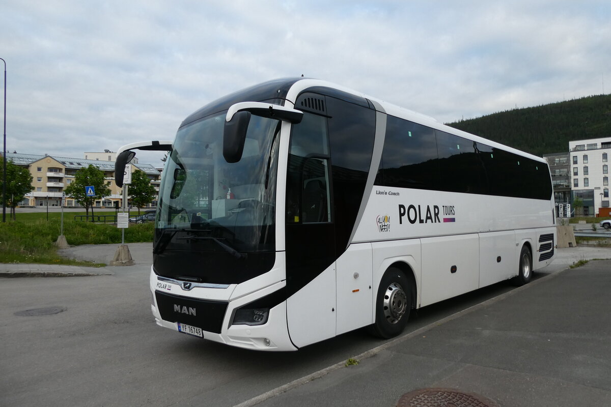 (288'855) - Polar Tours - YF 16'748 - MAN am 17. Juni 2026 beim Bahnhof Mo i Rana