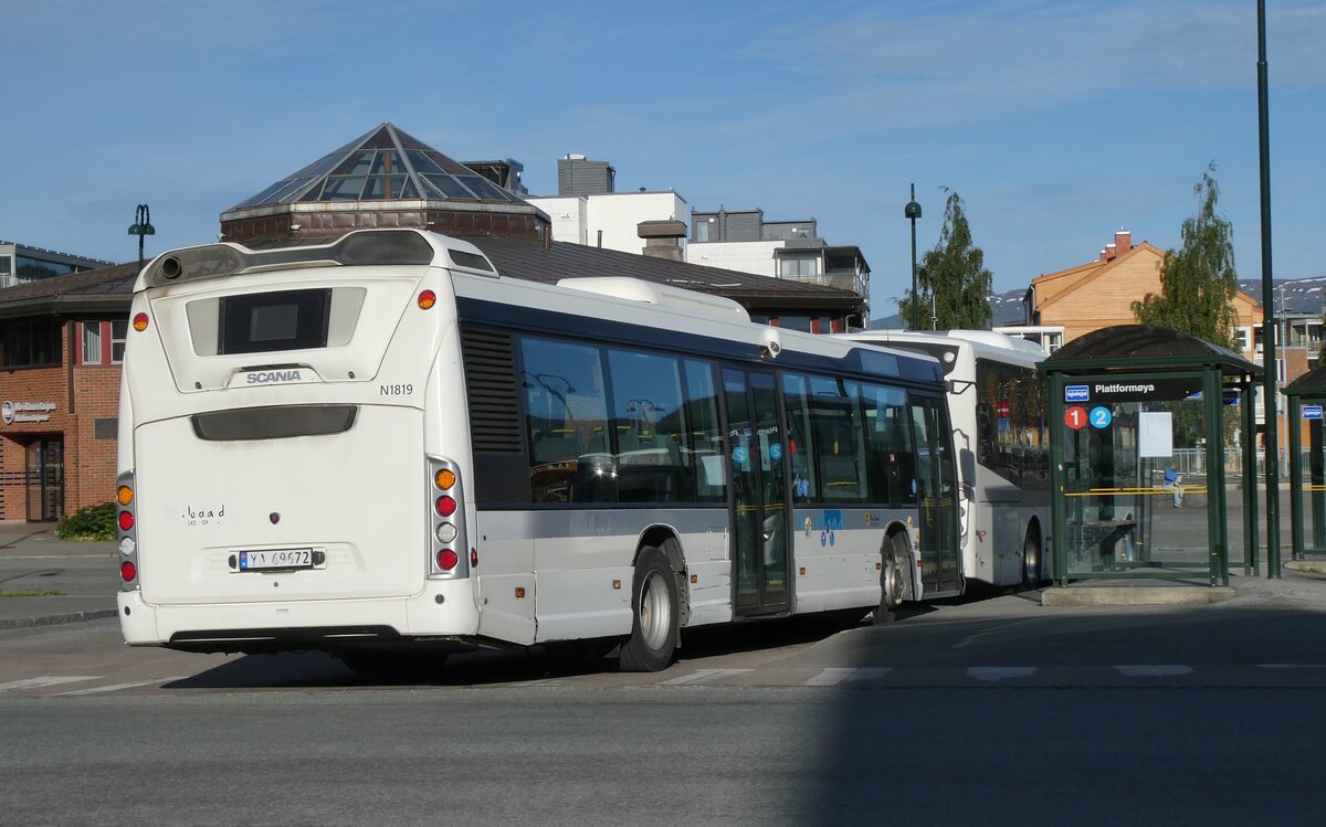 (288'860) - Nordlandsbuss, Bod� - Nr. N1819/YA 69'672 - Scania am 18. Juni 2026 beim Bahnhof Mo i Rana