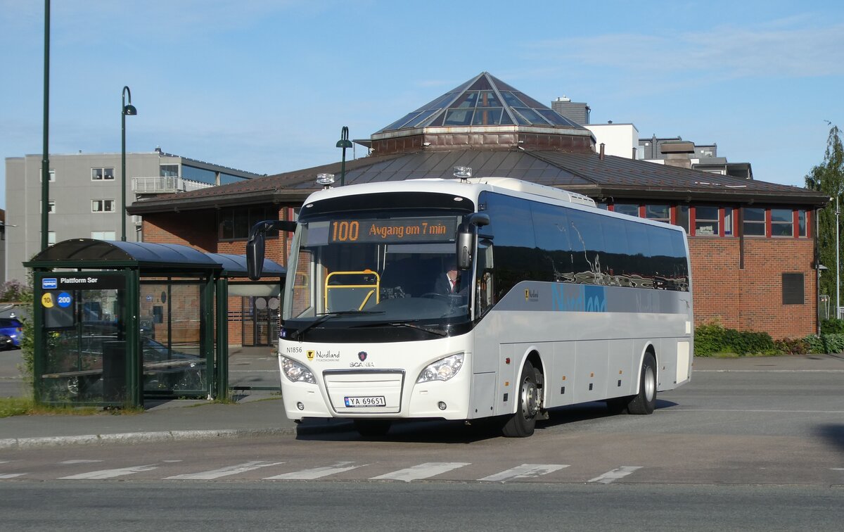 (288'866) - Nordlandsbuss, Bod� - Nr. N1856/YA 69'651 - Scania am 18. Juni 2026 beim BAhnhof Mo i Rana