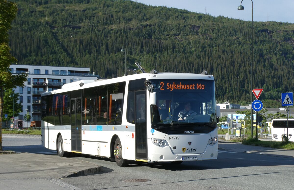 (288'868) - Nordlandsbuss, Bod�  Nr. N1712/ZT 50'742 - Scania am 18. Juni 2026 beim Bahnhof Mo i Rana