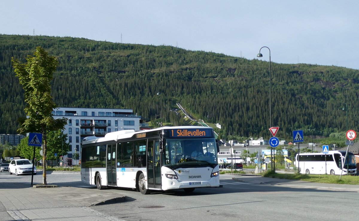 (288'874) - Nordlandsbuss, Bod� - Nr. N1817/YA 69'670 - Dcania am 18. Juni 2026 beim Bahnhof Mo i Rana