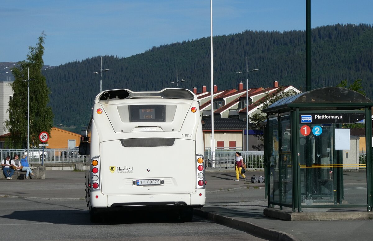 (288'875) - Norlandsbuss, Bod� - Nr. N1817/YA 69'670 - Scania am 18. Juni 2026 beim Bahnhof Mo i Rana