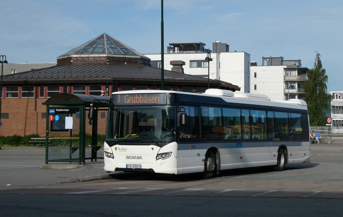 (288'876) - Nordlandsbuss, Bod� - Nr. N1820/YA 69'673 - Scania am 18. Juni 2026 beim Bahnhof Mo i Rana