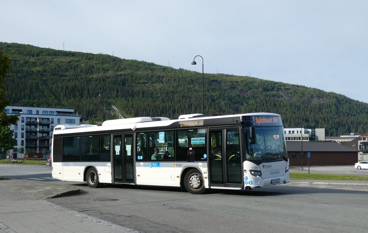 (288'878) - Nordlandsbuss, Bod� - Nr. N1824/YA &9'677 - Scania am 18. Juni 2026 beim Bahnhof Mo i Rana