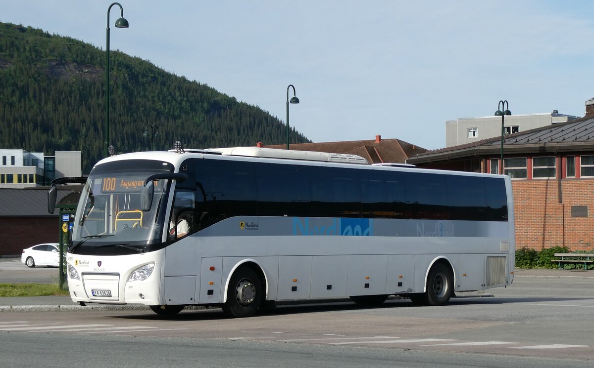 (288'883) - Nordlandsbuss, Bod� - Nr. N1831/YA 69'626 - Scania am 18. Juni 2026 beim Bahnhof Mo i Rana