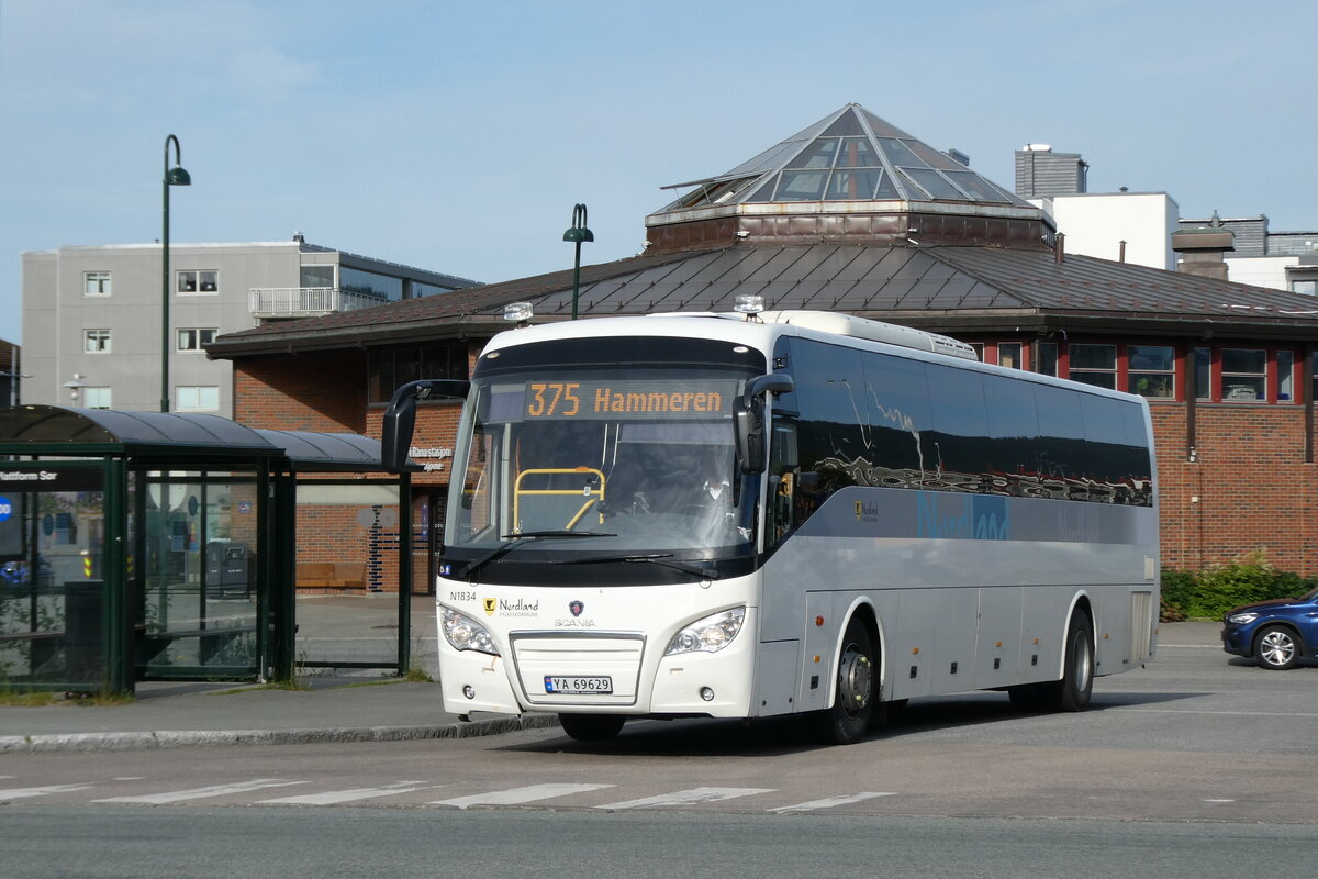 (288'886) - Nordlandsbuss, Bod� - Nr. N1834/YA 69'629 - Scania am 18. Juni 2026 beim Bahnhof Mo i Rana 