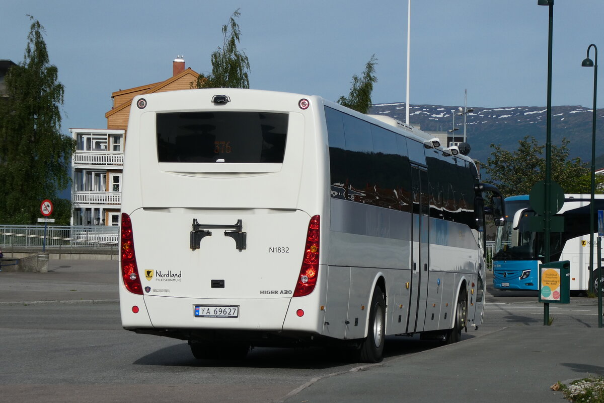 (288'887) - Nordlandsbuss, Bod� - Nr. N1832/YA 69'627 - Scania am 18. Juni 2026 beim Bahnhof Mo i Rana