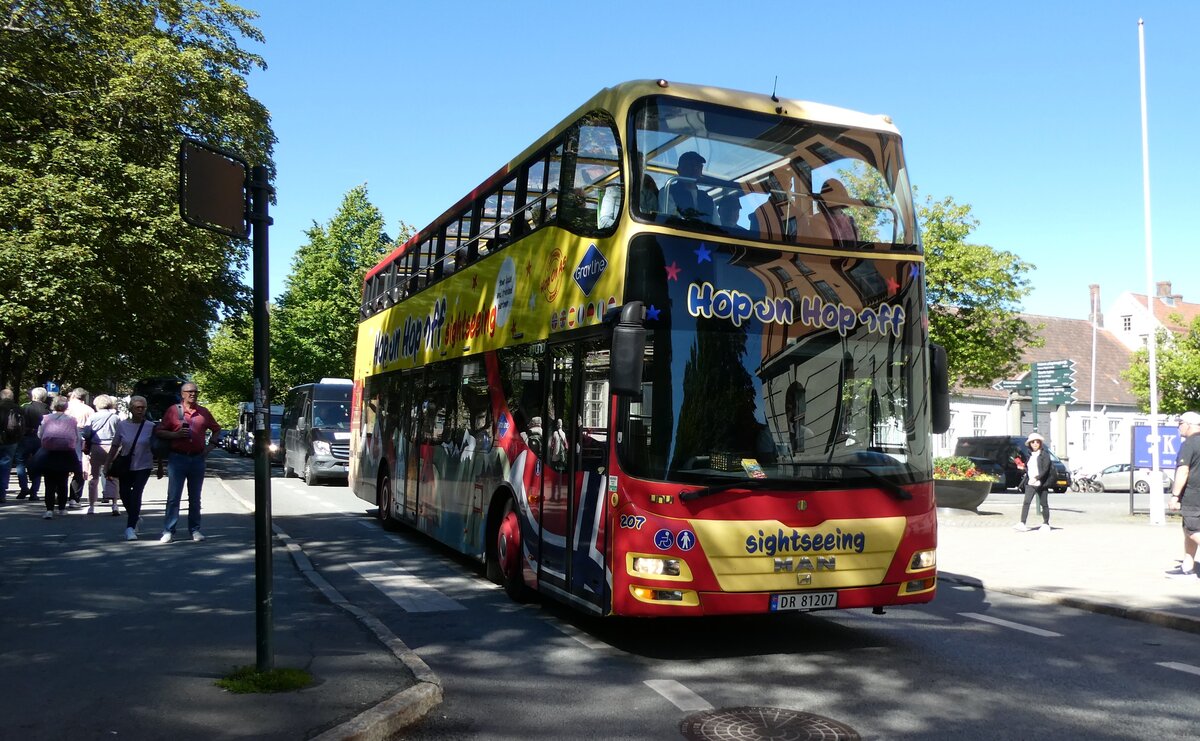 (289'005) - Hop On, Oslo - Nr. 207/DR 81'207 - MAN (ex Wiener Rundfahrten, A-Wien Nr. 63'400) am 19. Juni 2026 in Trondheim, Nidaros Kathedrale