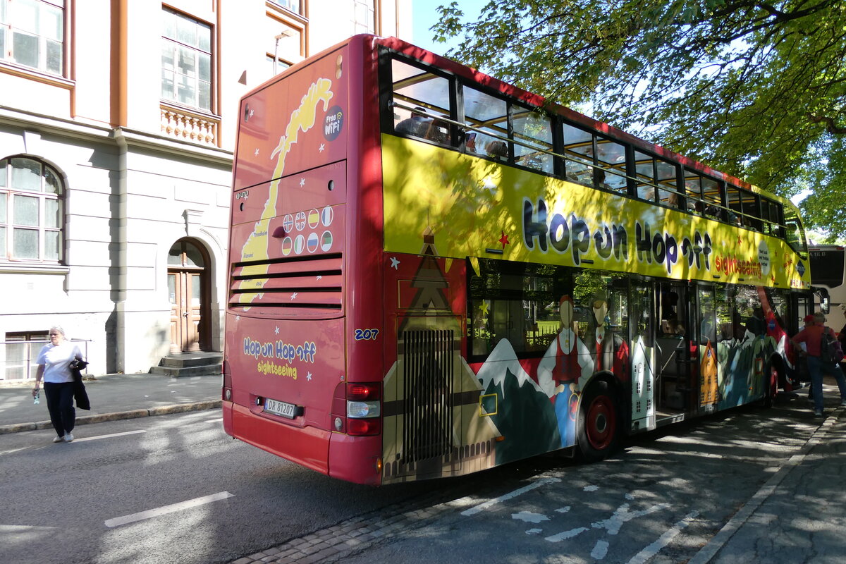 (289'006) - Hop On, Oslo - Nr. 207/DR 81'207 - MAN (ex Wiener Rundfahrten, A-Wien Nr. 63'400) am 19. Juni 2026 in Trondheim, Nidaros Kathedrale