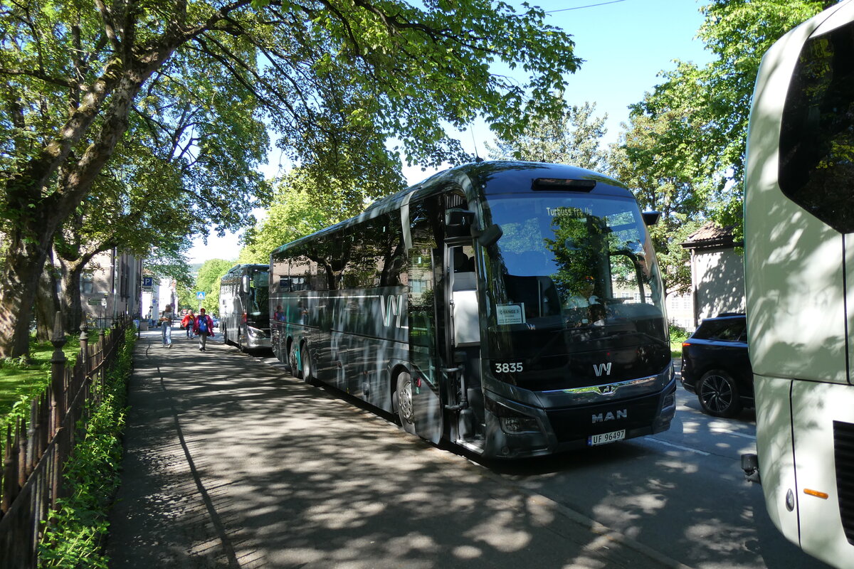(289'007) - VY express, Oslo - Nr. 3835/UF 96'497 - MAN am 19. Juni 2026 in Trondheim, Nidaros Kathedrale