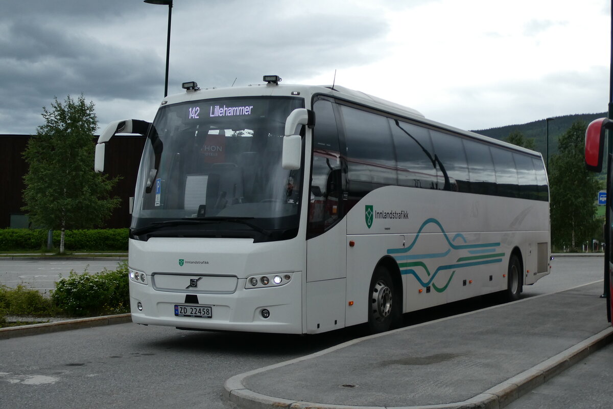 (289'011) - Innlandstrafikk, Folldal - Nr. 5935/ZD 22'458 - Volvo am 19. Juni 2026 in Vinstra, Peer Gynt Spiseri