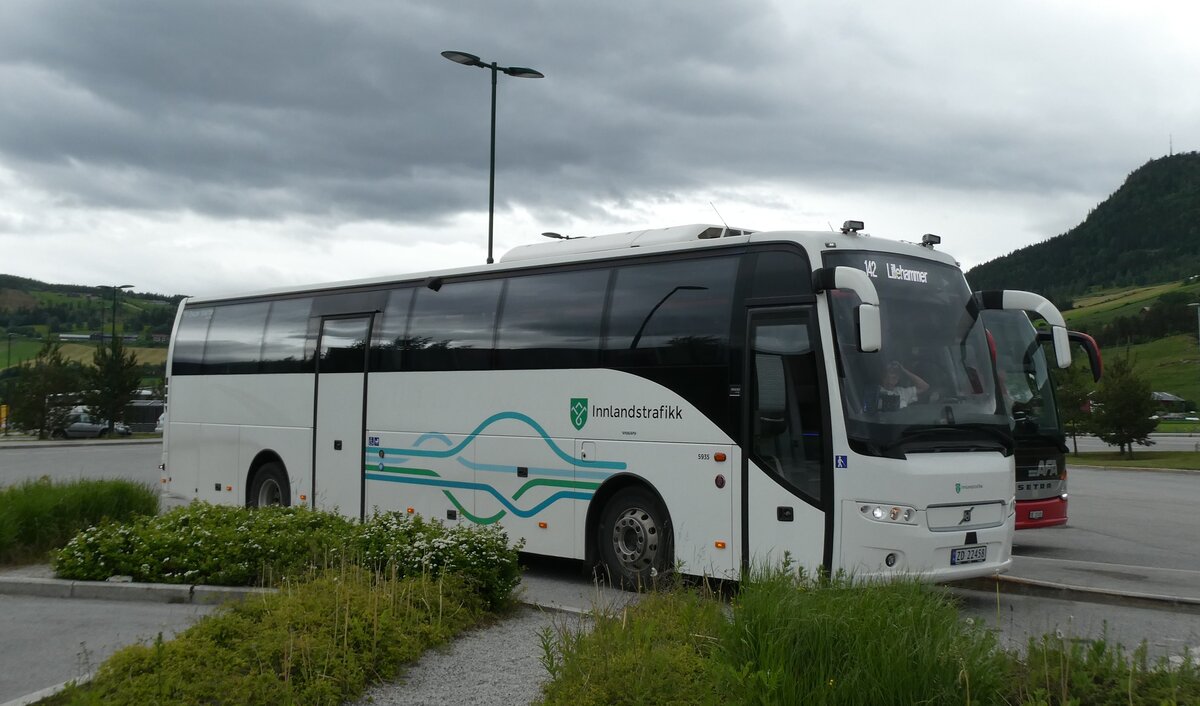 (289'013) - Innlandstrafikk, Folldal - Nr. 5935/ZD 22'458 - Volvo am 19. Juni 2026 in Vinstr, Peer Gynt Spiseri