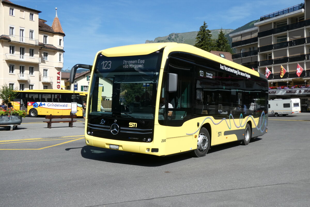 (289'448) - STI Thun - Nr. 200/BE 114'200 - eMercedes am 7. Juli 2026 beim Bahnhof Grindelwald