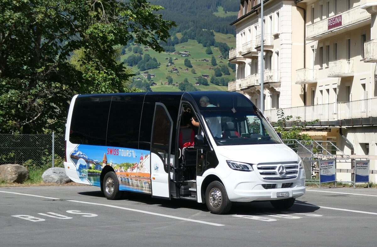 (289'450) - Swisstours Transport, Gen�ve GE 964'459 . Mercedes am 7. Juli 2026 beim Bahnhof Grindelwald