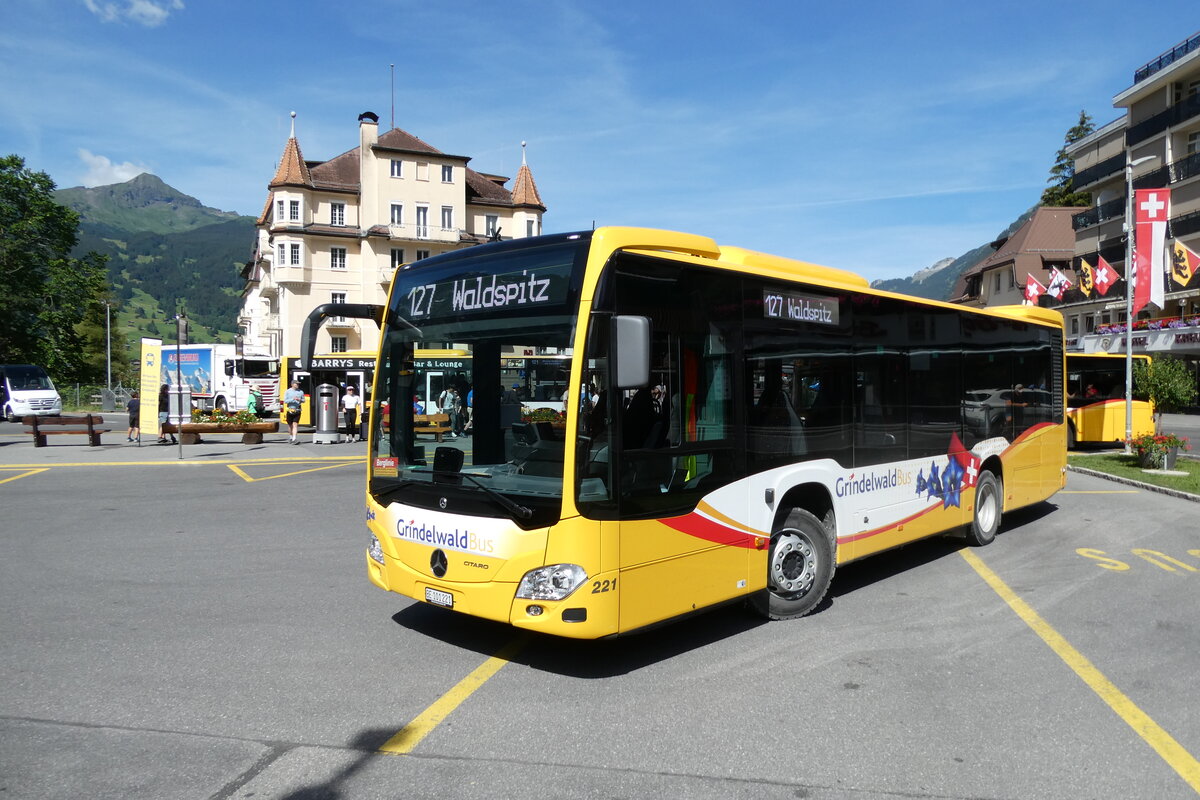 (289'451) - GrindelwaldBus, Grindelwald - Nr. 221/BE 101'221 Mercedes am 7. Juli 2026 beim Bahnhof Grindelwald