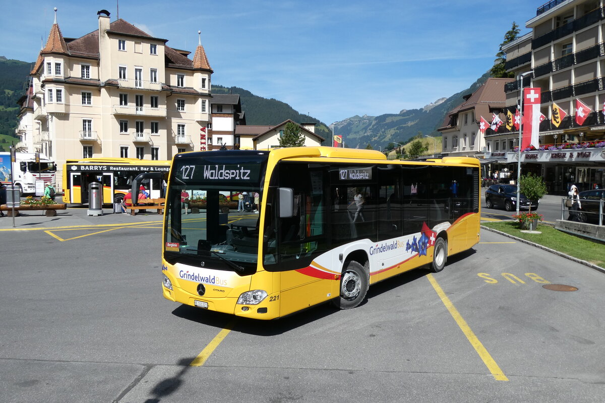 (289'452) - GrindelwaldBus, Grindelwald - Nr. 221/BE 101'221 - Mercedes am 7. Juli 2026 beim Bahnhof Grindelwald